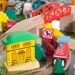 Set trenulete cu masuta si accesorii - Oraselul Sodor - 108 piese